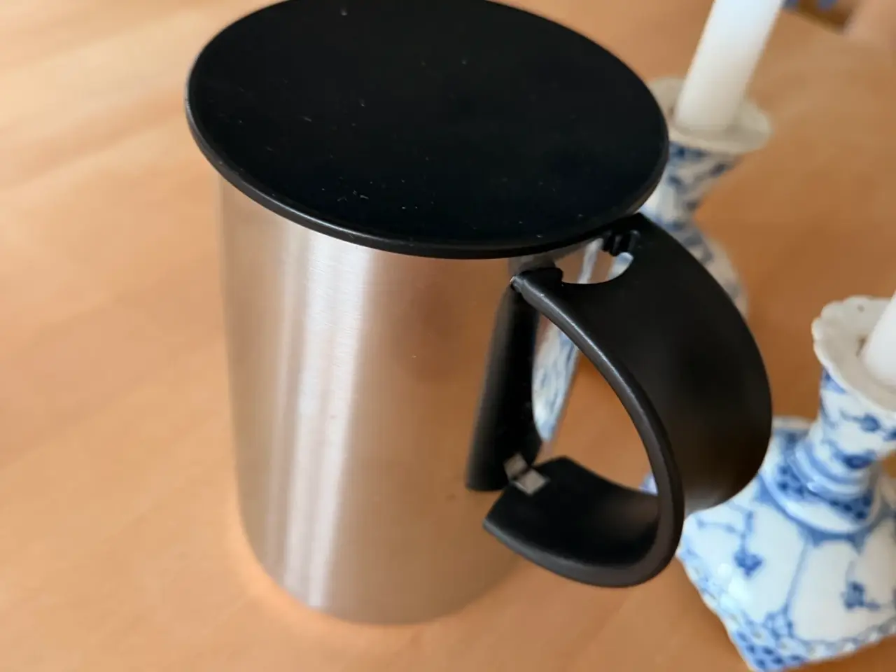 Billede 2 - Stelton stål kande med sort låg