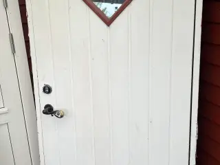 Dør med dørgreb og karm.