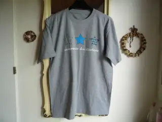 Lysegrå T-shirt med stjerner