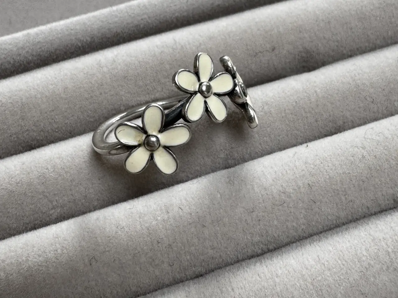 Billede 2 - Udgået Pandora “Darling Daisies” ring / str.52