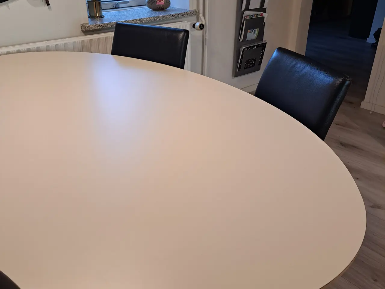 Billede 4 - Spisebord med 4 stole.