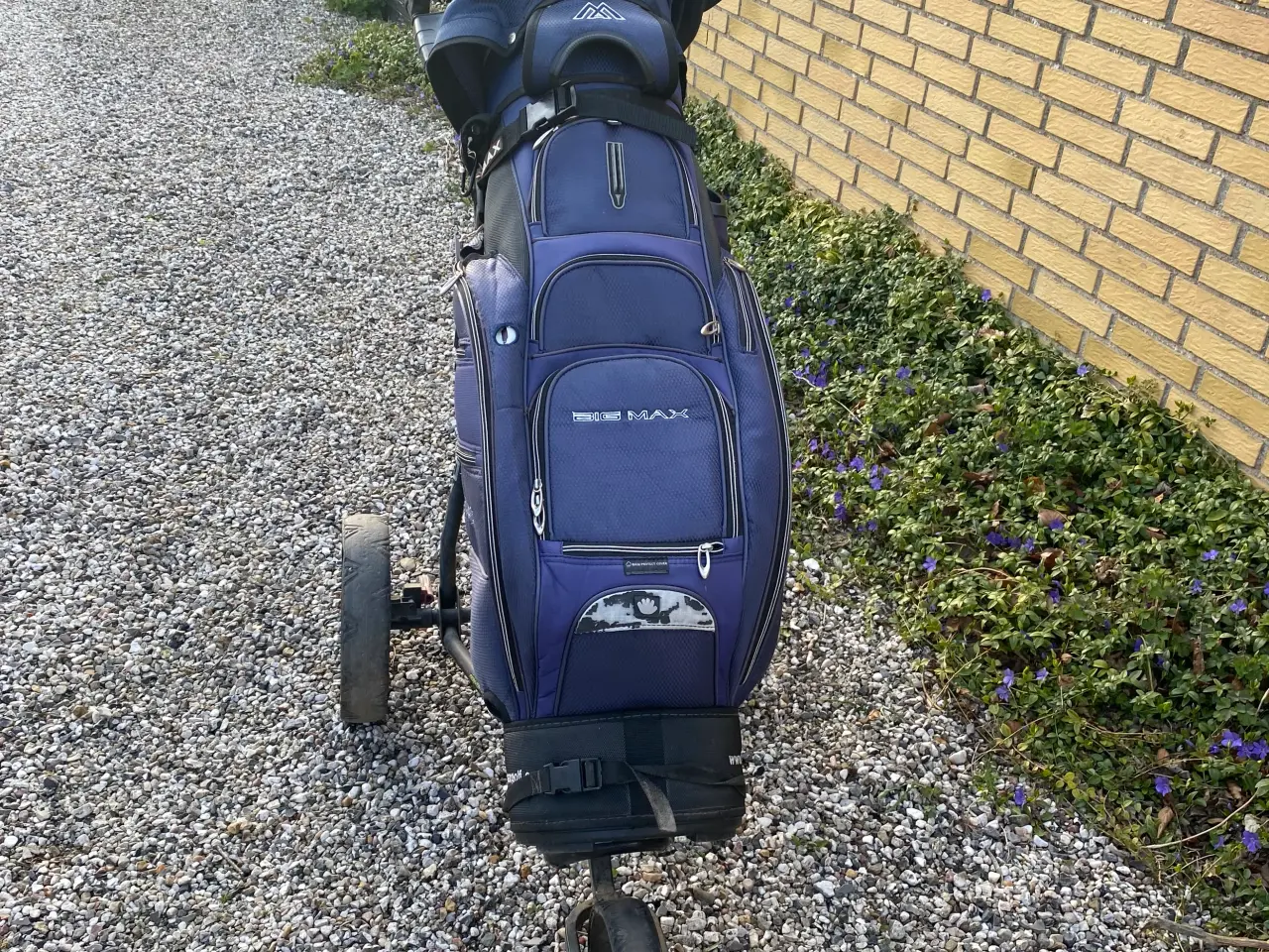 Billede 2 - Golfbag med bolde, drivere og køller og vogn