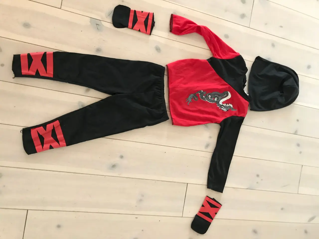 Billede 1 - Udklædning, ninja str. 104