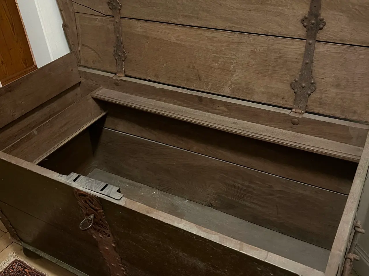 Billede 5 - Gammel dragkiste i træ med jernramme fra 1747