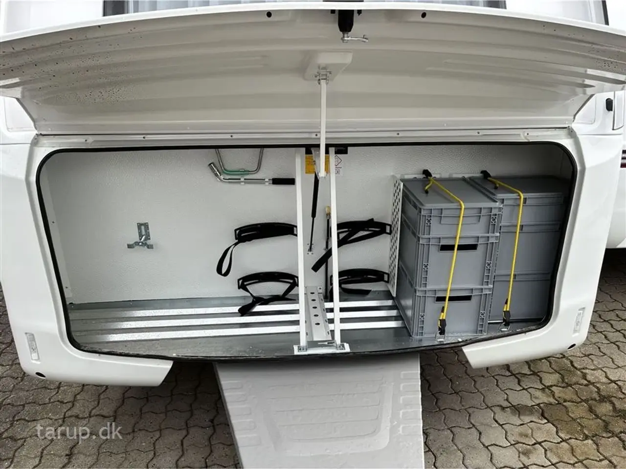 Billede 6 - 2026 - Adria Adora 522 UP Dobbeltsengsvogn, rundsiddegruppe, el-gulv-varme, stort 142L KOMPRESSOR køleskab, TV-holder, stabilisator, Adria Smartbox, glasfibertag