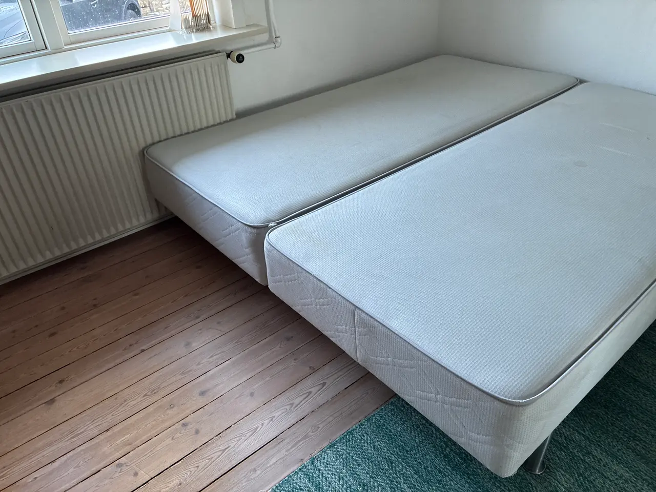 Billede 2 - To boksmadrasser med ben