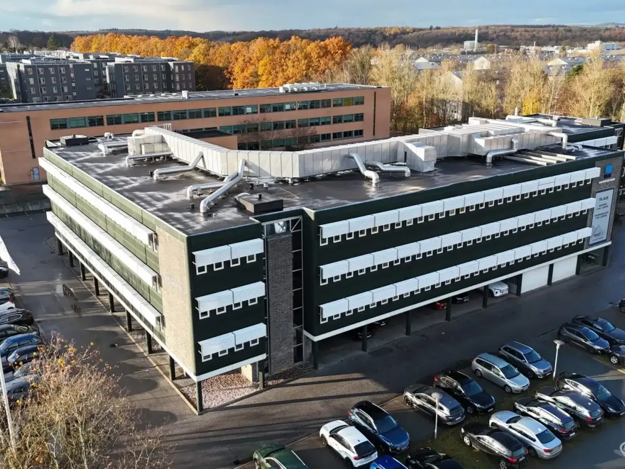 Billede 27 - Et veldimensioneret lager med kontor