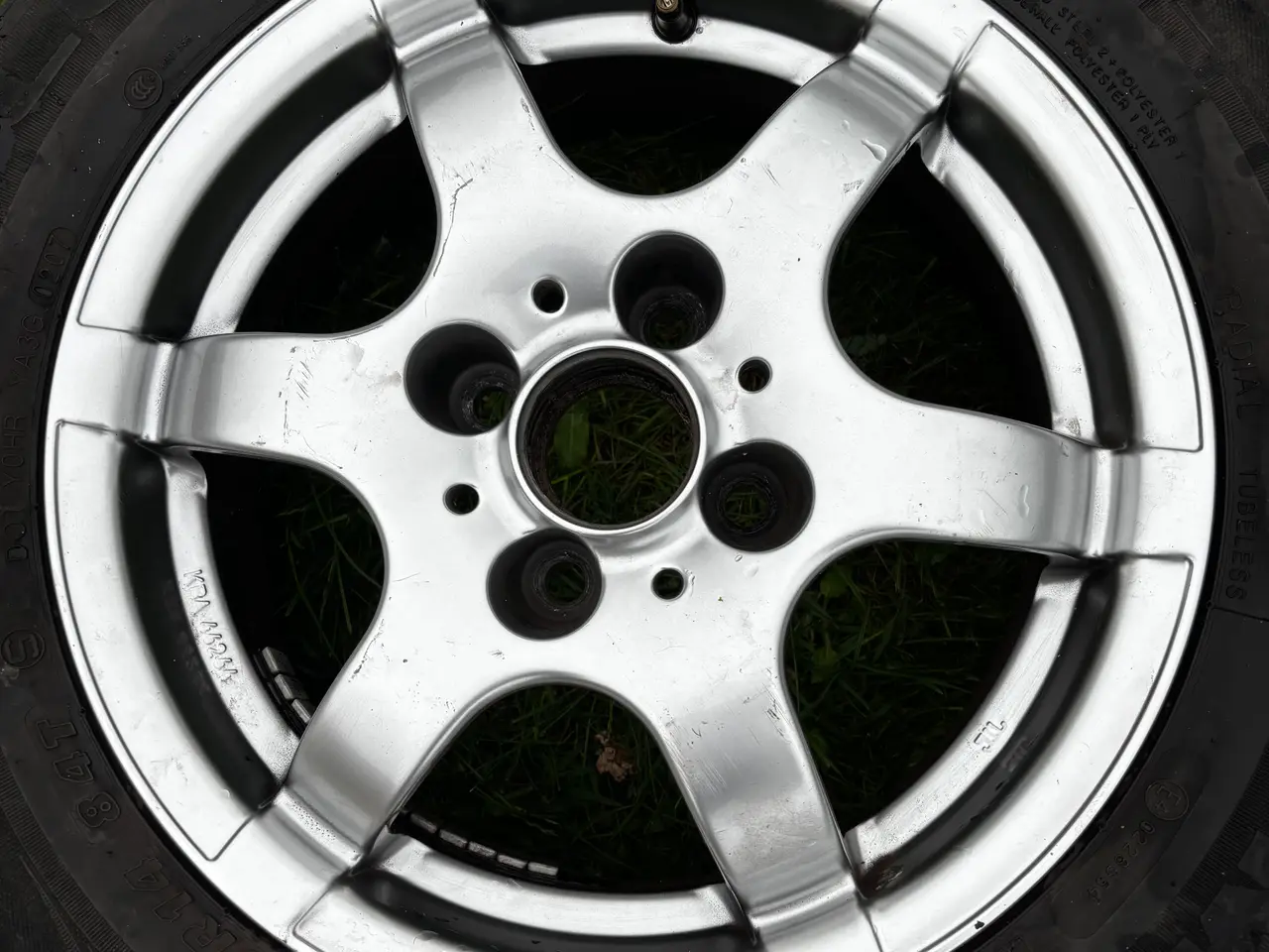 Billede 5 - Alufælge 6x14 ET 38 4x100 dårlige dæk. 