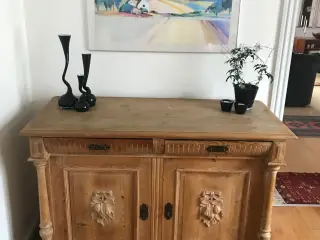 Antik skab i fyr træ 850kr Meget fin stand