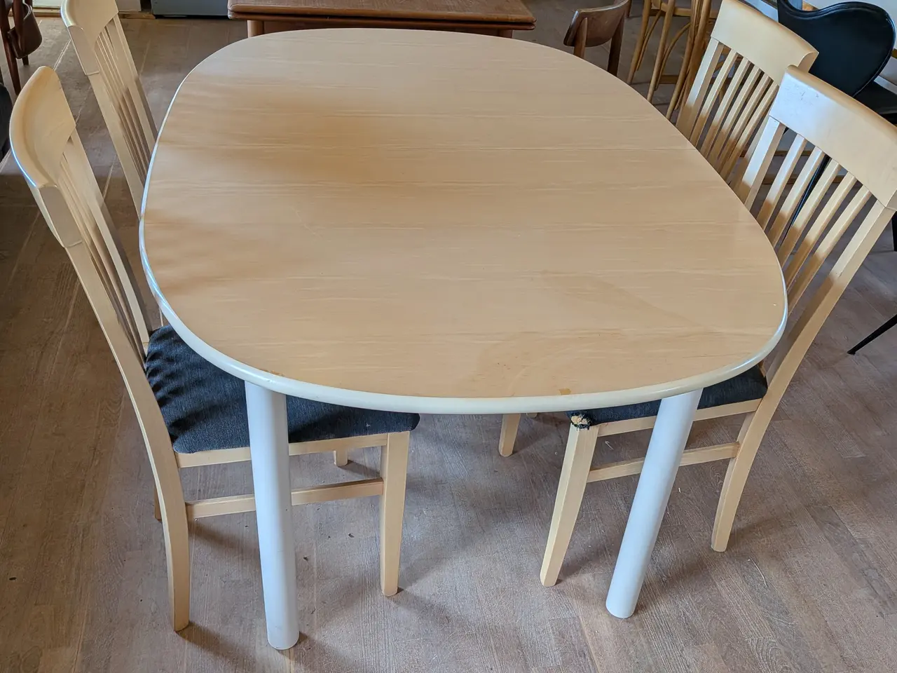 Billede 1 - Spisebord med 4 stole
