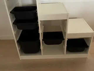 Reol med kasser 