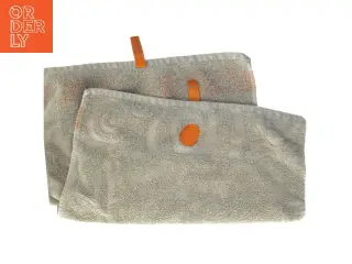 Gråt håndklæde med orange detaljer (str. 45x95 cm)