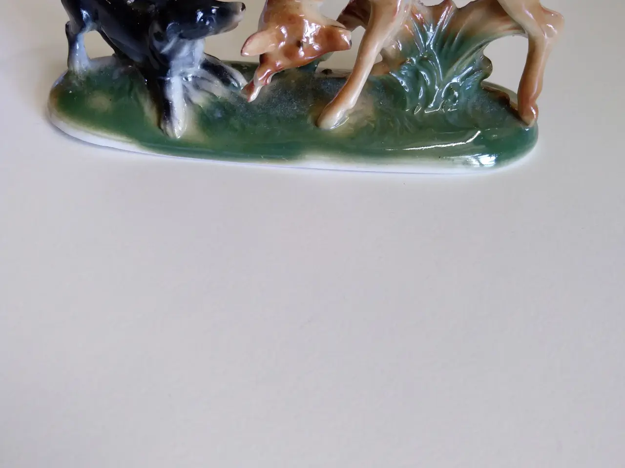 Billede 1 - Figur: hund leger med buk