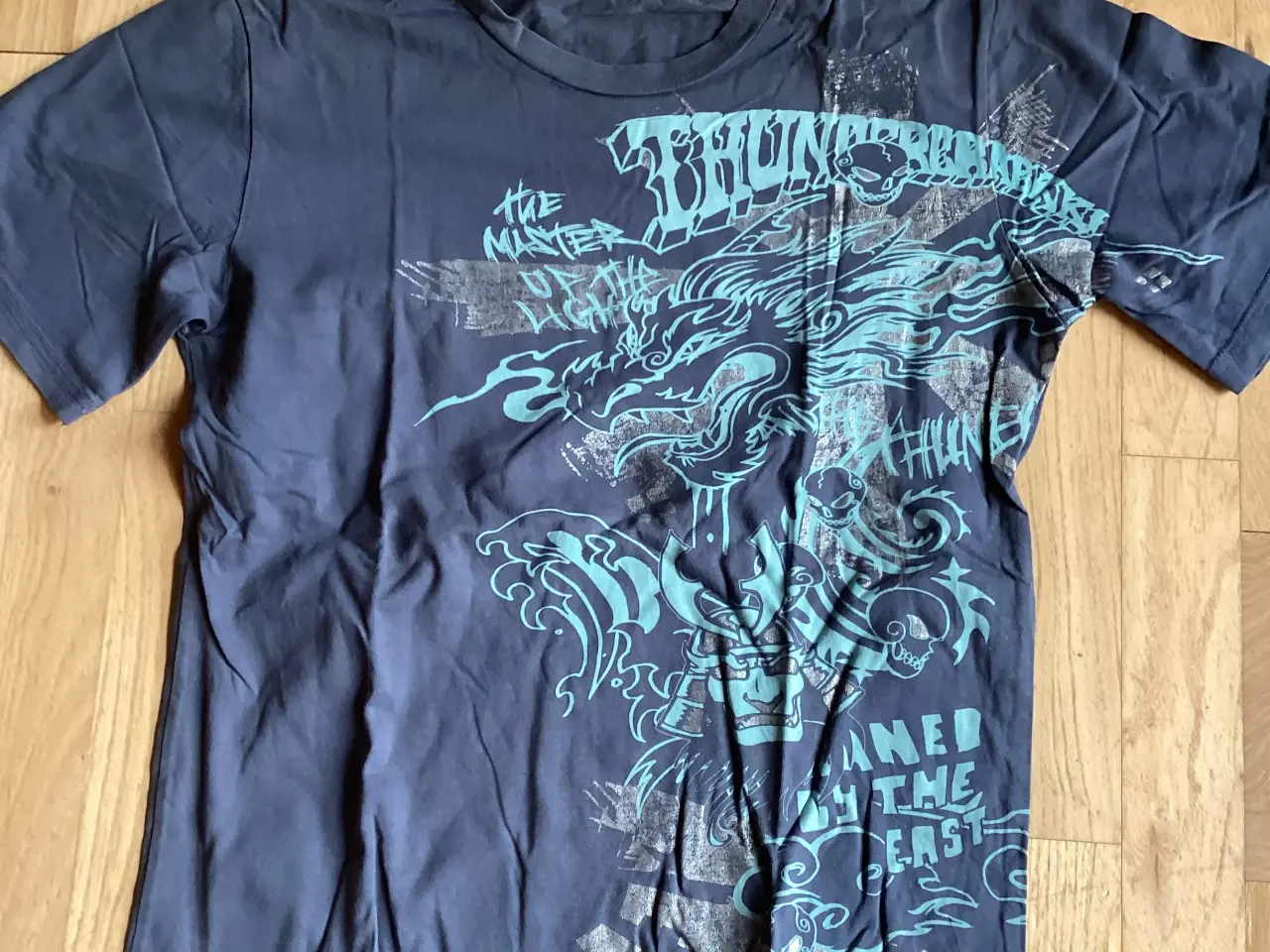 Billede 1 - T-Shirt i blå nuance med print foran.