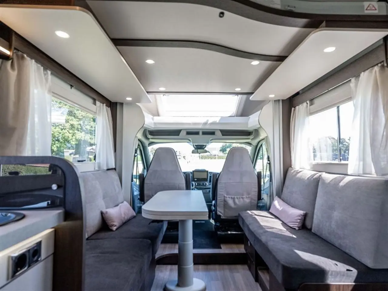 Billede 2 - 2022 - Benimar Tessoro 488 NK Rummelig camper med face-to-face siddegruppe