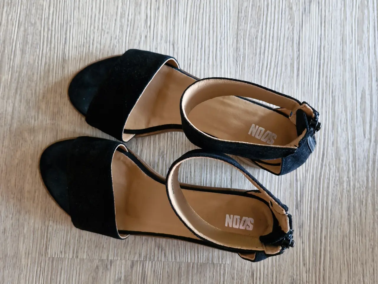 Billede 3 - Sandaler i sort ruskind fra Soon.