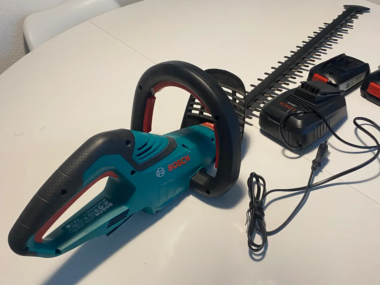 Billede 1 - Bosch hækkeklipper med oplader og to batterier
