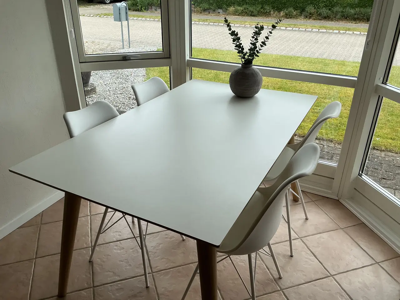 Billede 1 - Spisebord og 4 stole