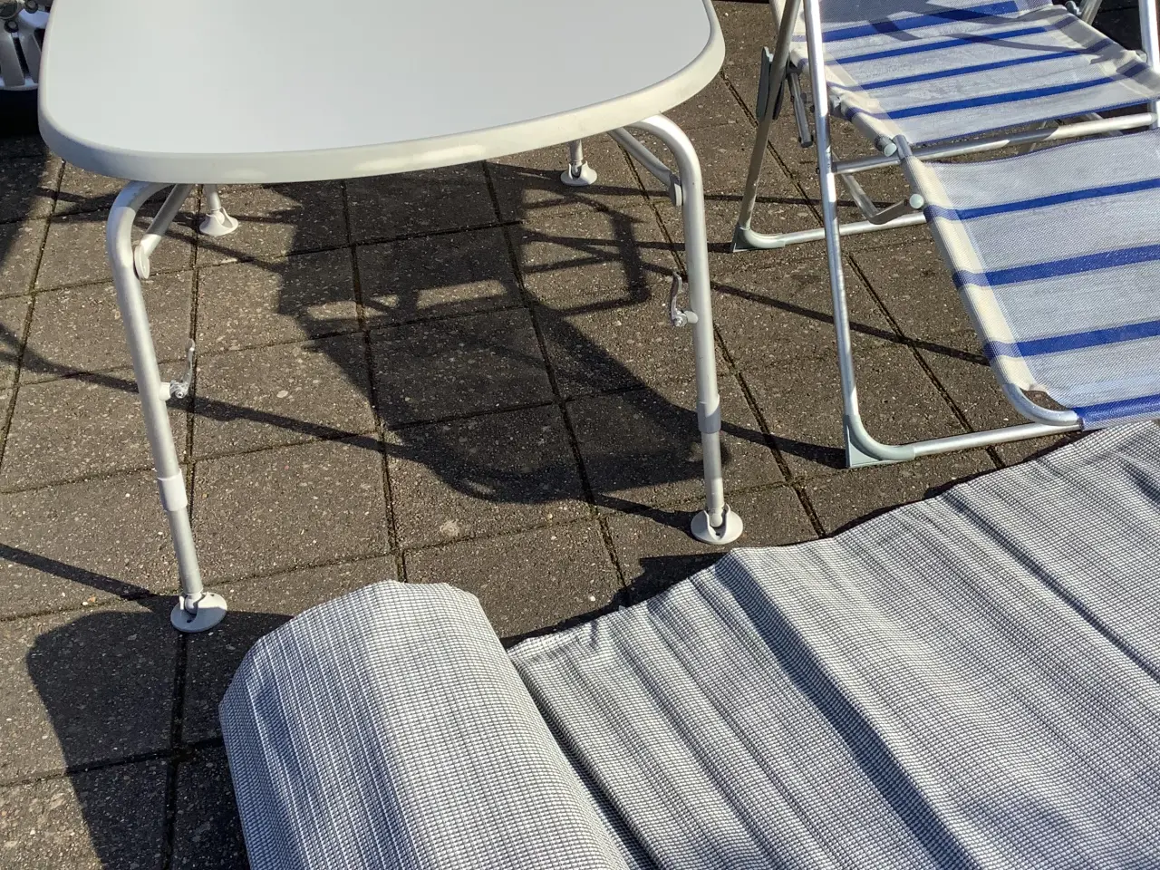 Billede 2 - Camping bord, og liggestol pris fra