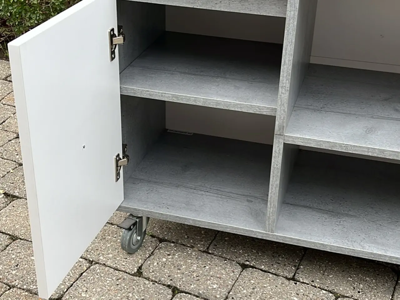 Billede 2 - Reol med skab.