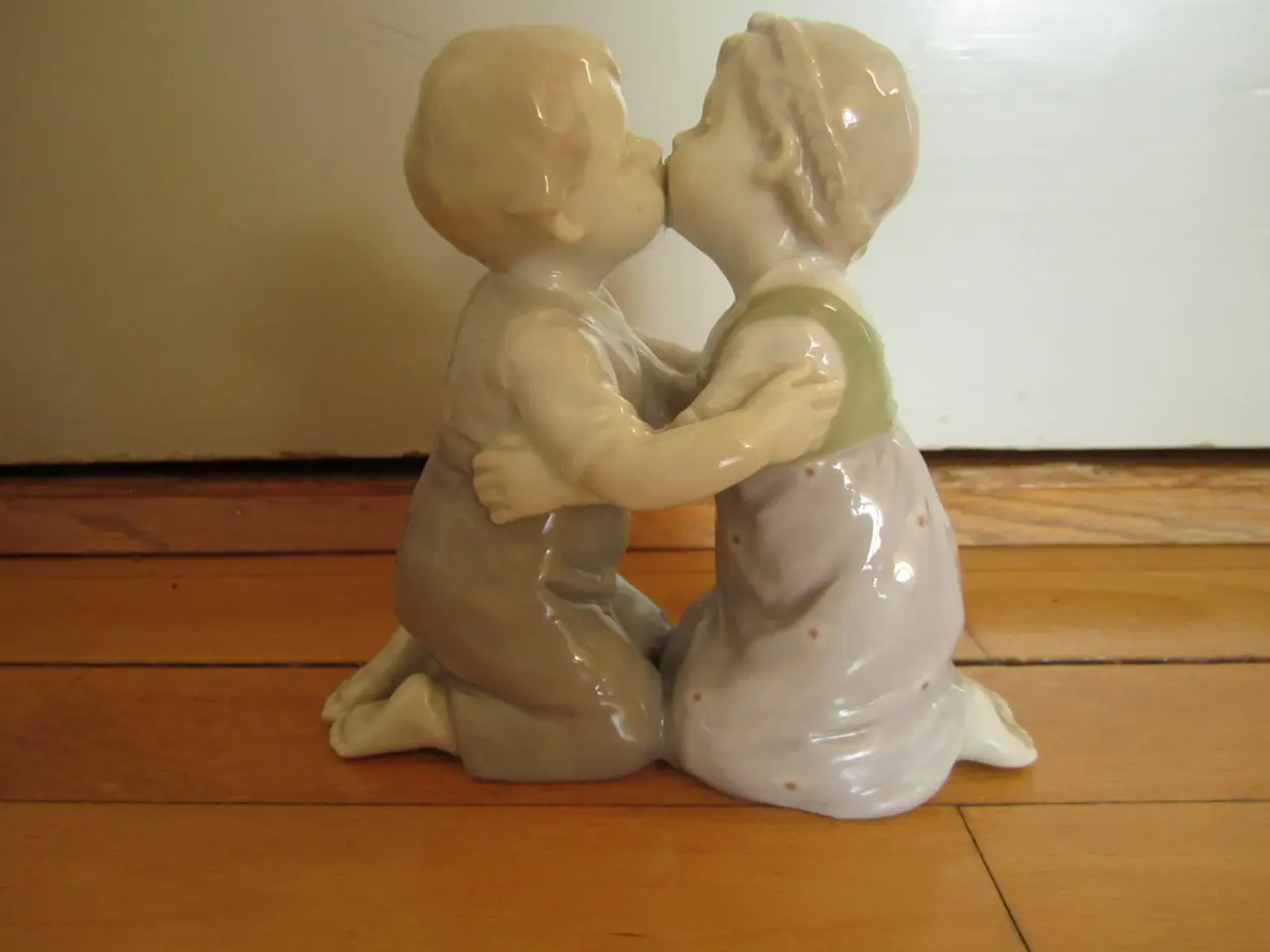 Billede 2 - Yndig FIGUR af børn der kysser. BYD.