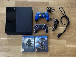 Playstation 4 inkl. 2 controllere & 3 spil 
