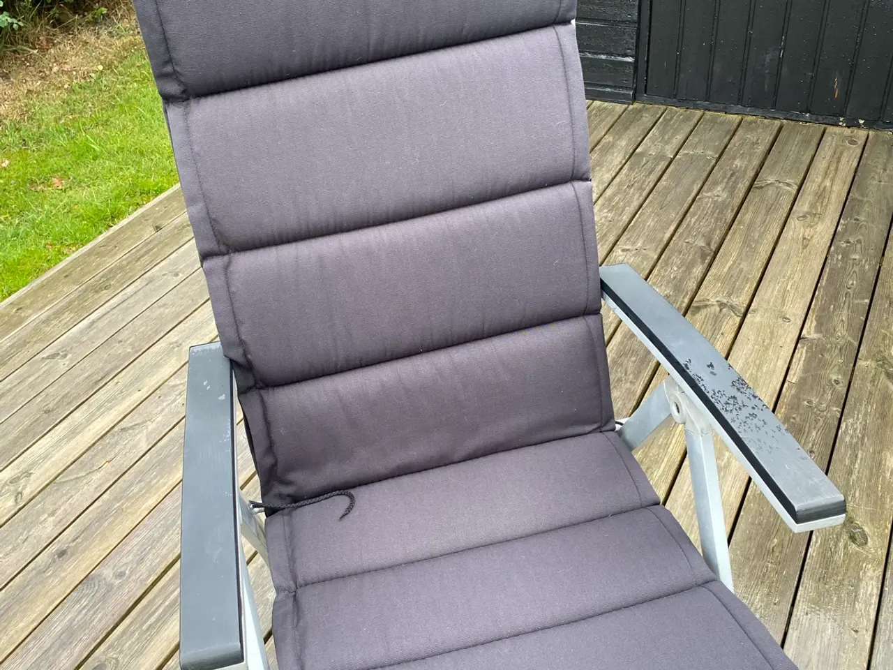Billede 3 - 4 Positionshavestole aluminium. 2 sorte puder