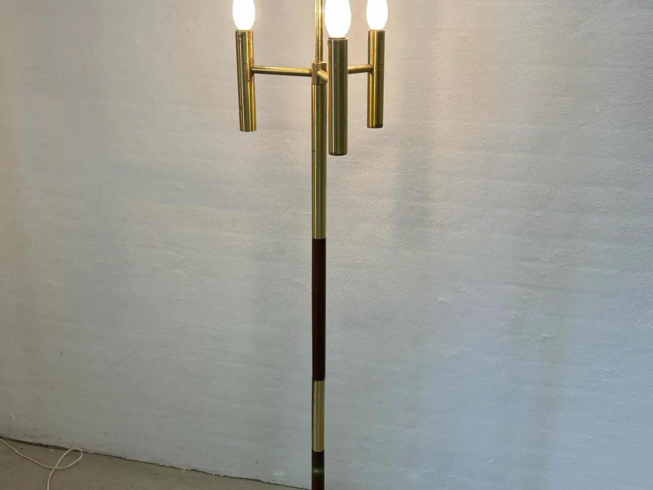 Billede 1 - Gulvlampe i messing og teaktræ med flere fatninger