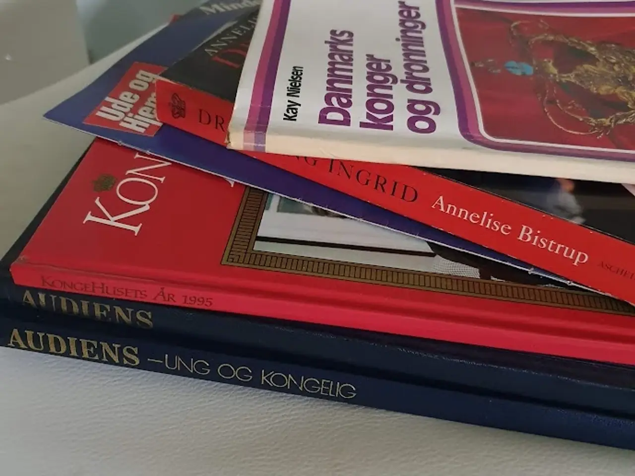 Billede 1 - Bøger om Det Danske Kongehus.