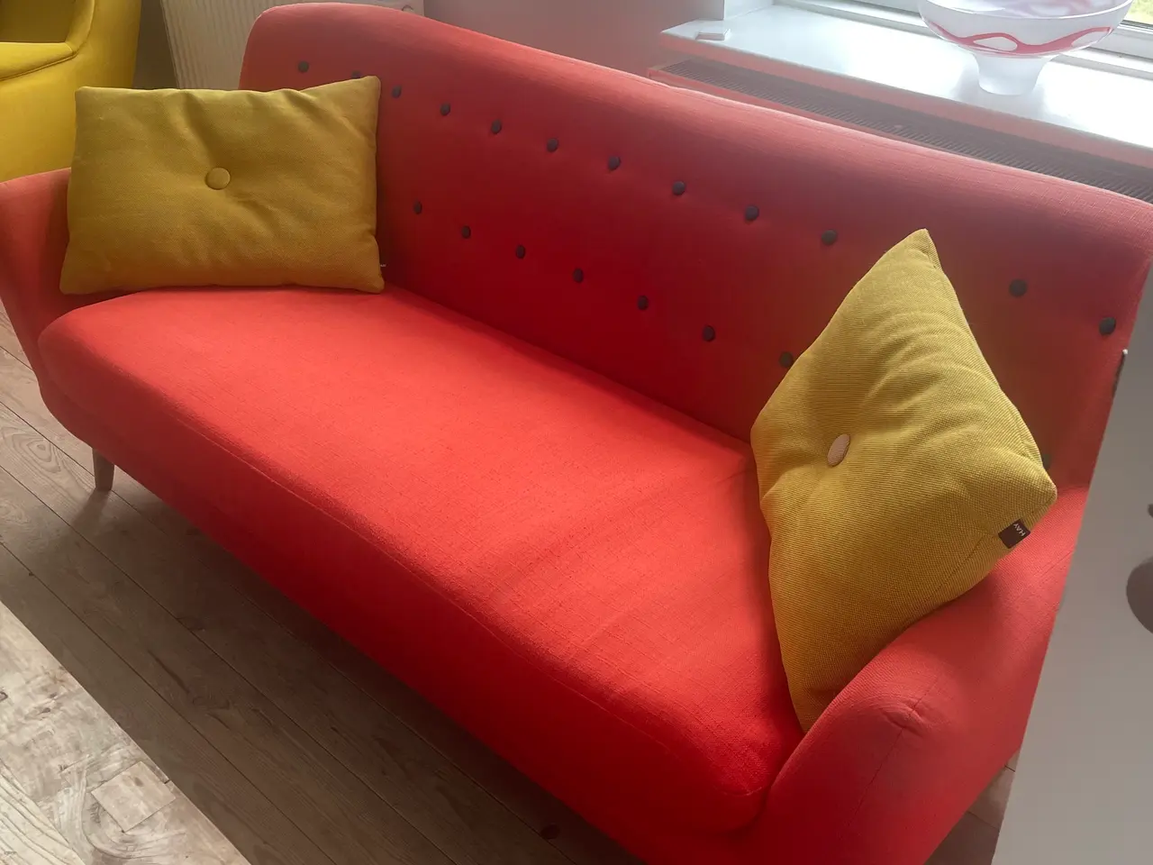 Billede 5 - Rød 2-3 pers sofa. Hent for 100kr
