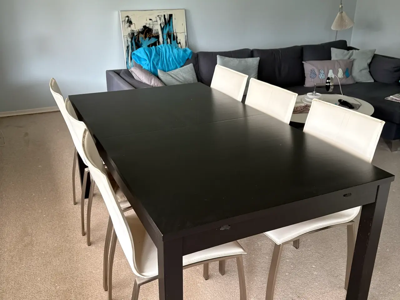 Billede 2 - Sort spisestuebord med tillægsplader/6 hvide stole