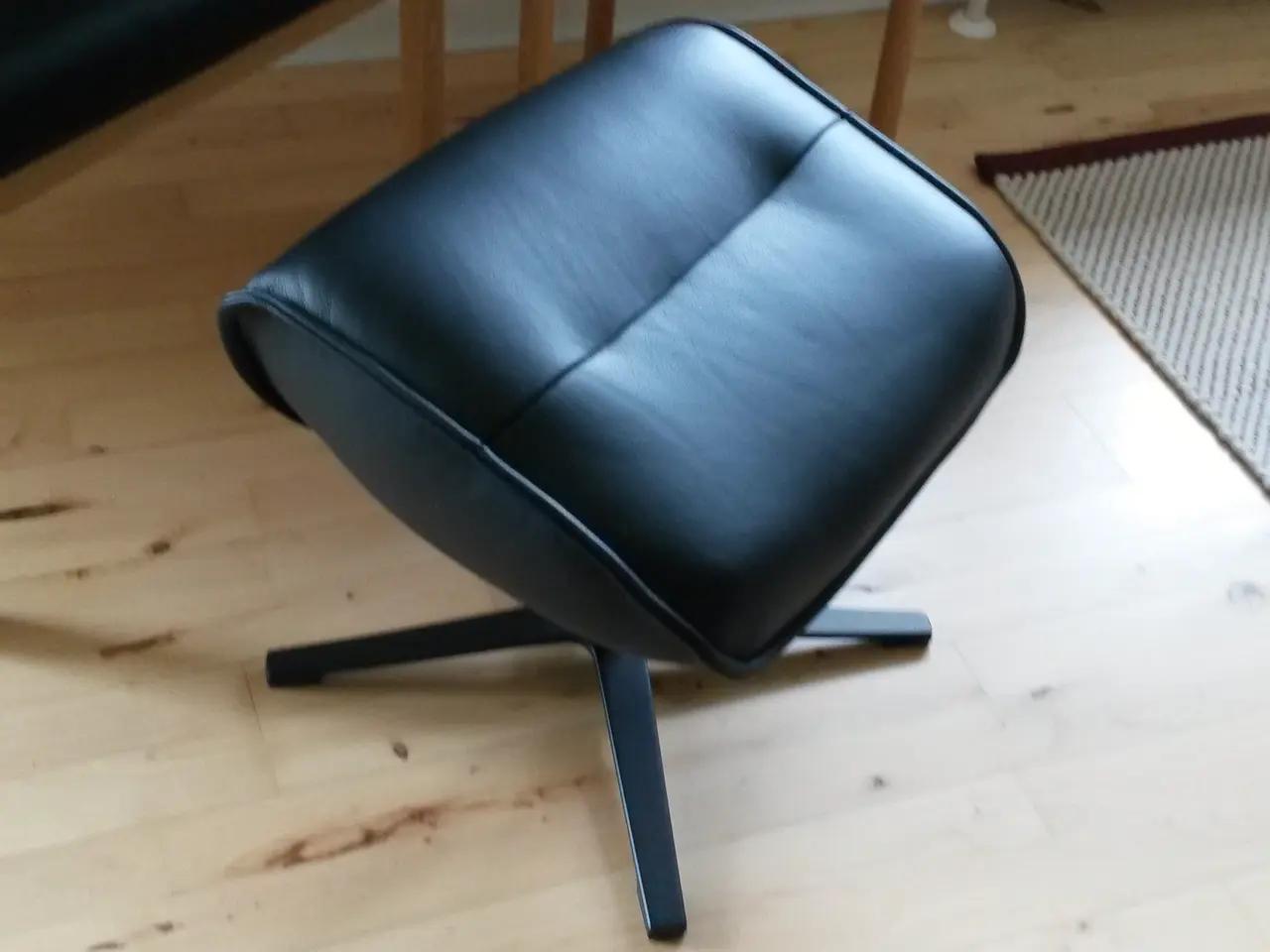 Billede 3 - helt ny sort læder skammel på sort fod