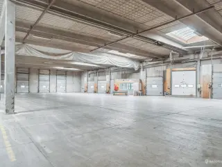 Stor lagerhal med kontorafsnit og bad i Kastrup