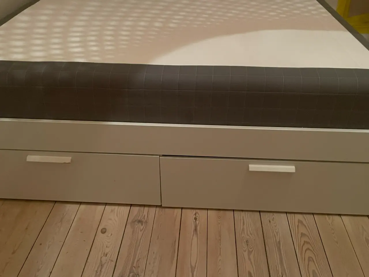 Billede 1 - Ikea brimnes inkl boxmadras