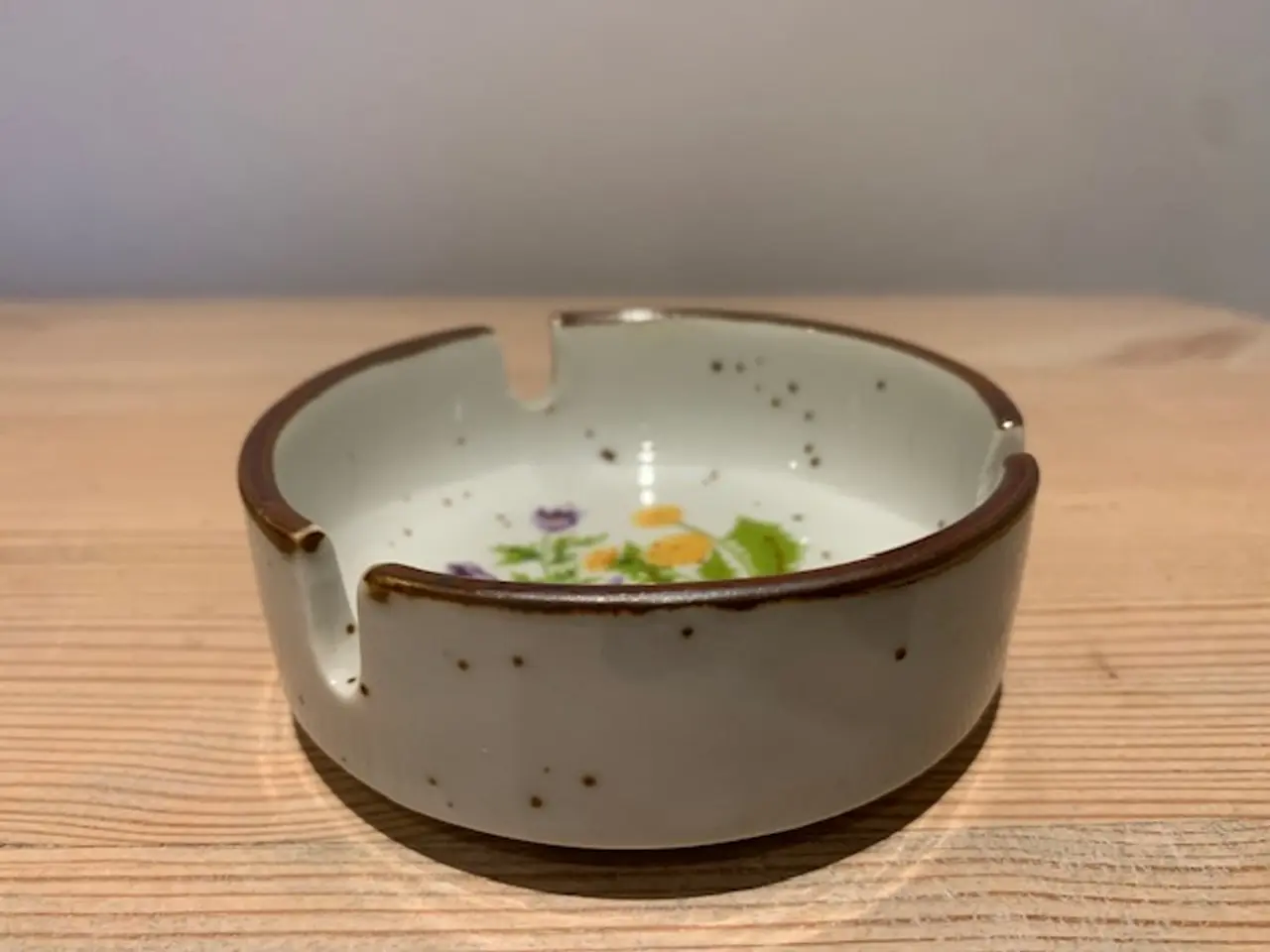 Billede 2 - Askebæger med blomst i fin stand - retro