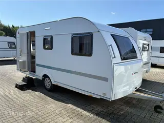 2026 - Adria Aviva 492 LU Enkeltsenge m/udtræk og elevation, endesidde-gruppe, USB-stik, 142 l. køleskab med fryser, tv-arm,