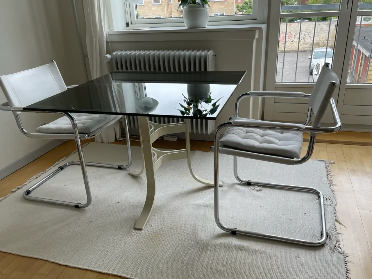 Billede 2 - Glasbord i røgfarvet glas med cremefarvet stel