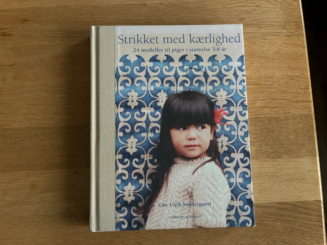 Billede 1 - Strikket med kærlighed  -  24 modeller til piger 