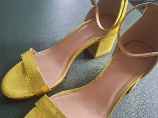 Fin guldsandal