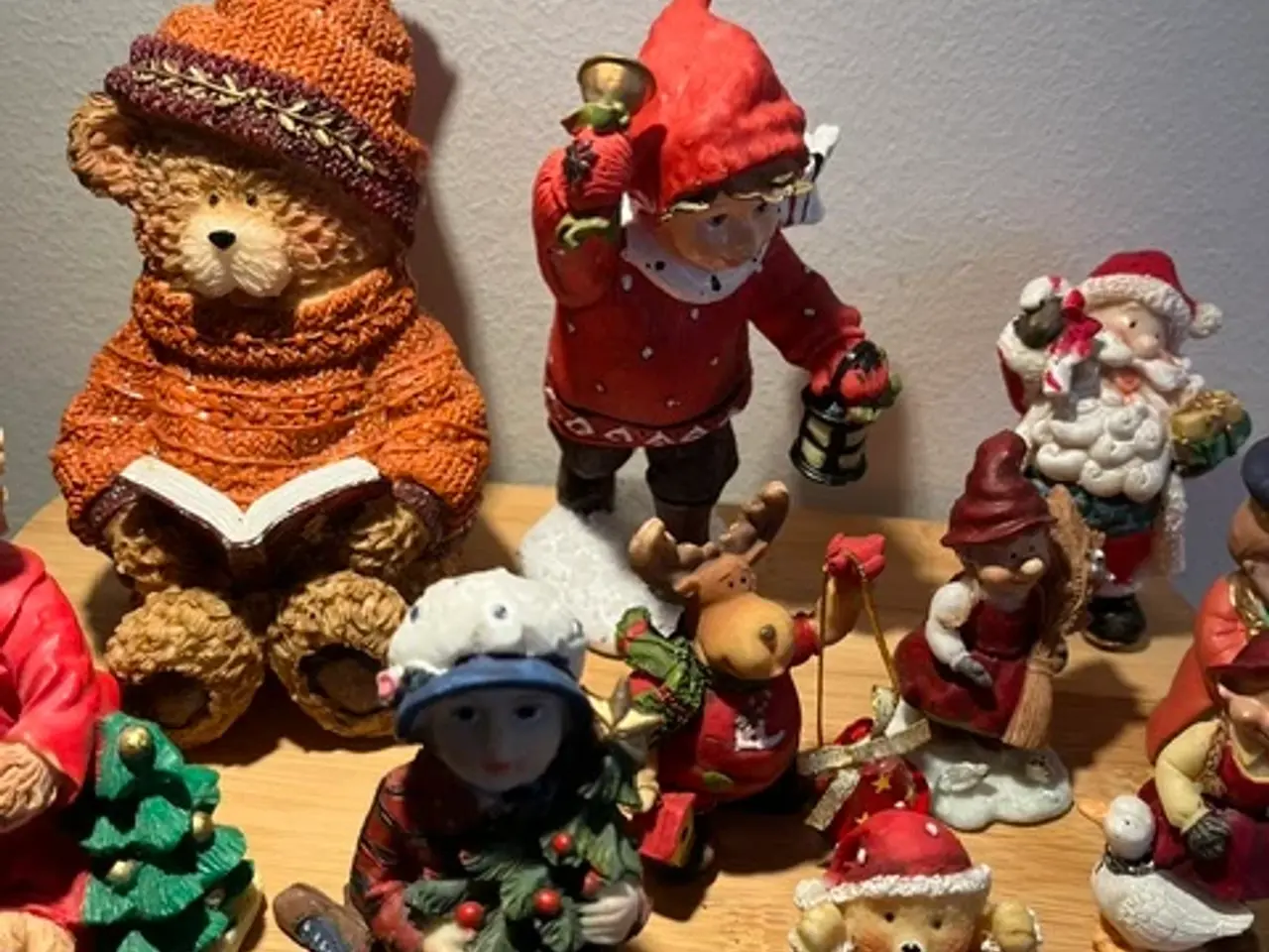 Billede 4 - Samling julefigurer med nisser, bamser og rensdyr