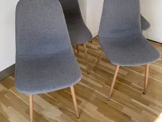 Spisebordsstole i gråt stof med ben i trælook