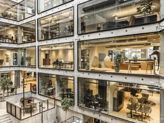 Rummeligt og lyst kontorlejemål på 358 m²