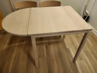 Kvadratisk spisebord sæbebehandlet bøg. 