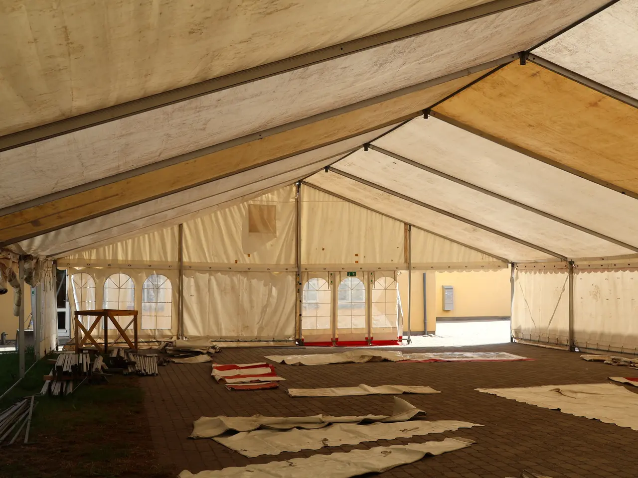 Billede 8 - Kæmpe 12x30 meter party telt