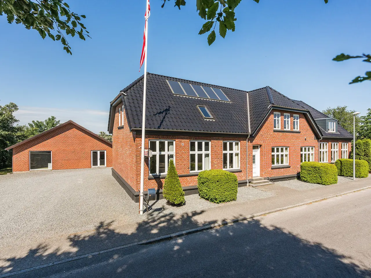 Billede 3 - Stor bolig / skole med gymnastiksal