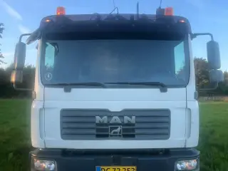Lastbil MAN med container og kran