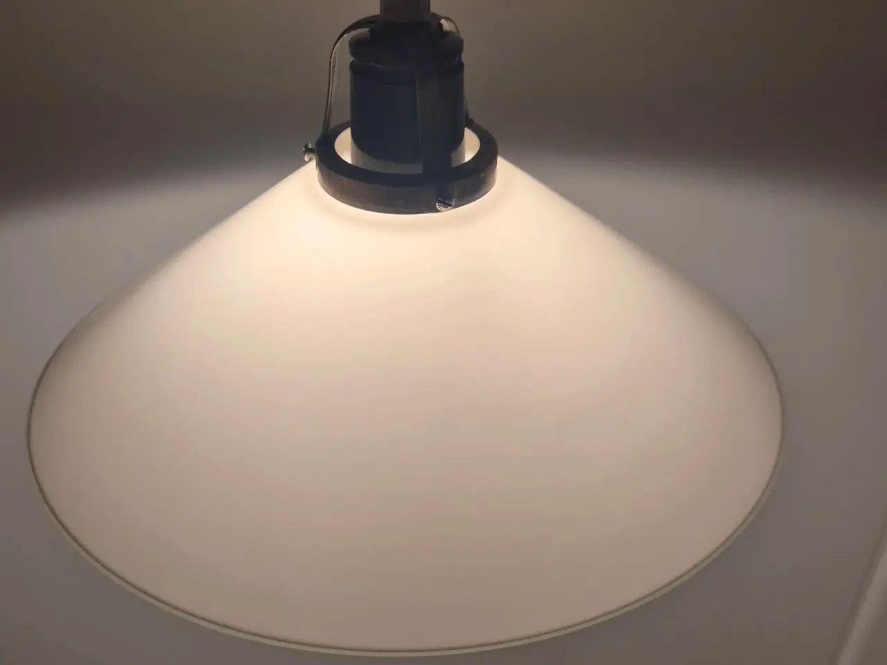 Billede 6 - Smuk skomagerpendel i hvidt glas