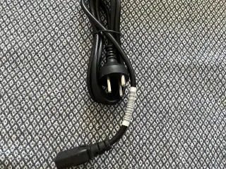 Strømkabel / netledning til PC strømstik. Vinklet
