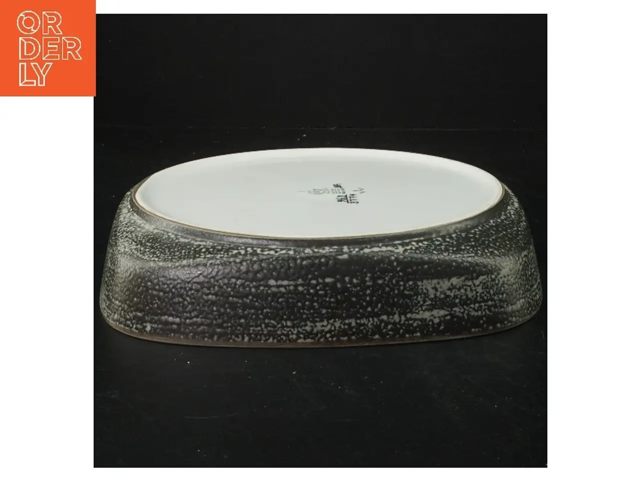Billede 2 - Vintage sort og hvid keramikfad 964-3774 fra Royal Copenhagen (str. 21,5 cm)