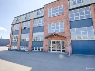 Lækkert lyst kontorlejemål/showroom/undervisningslokaler centralt i Herlev